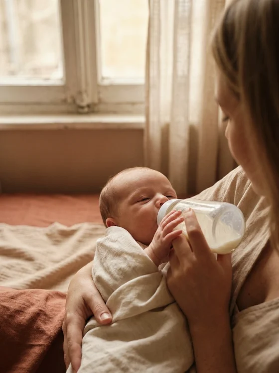 Un parent donne le biberon à son nouveau-né
